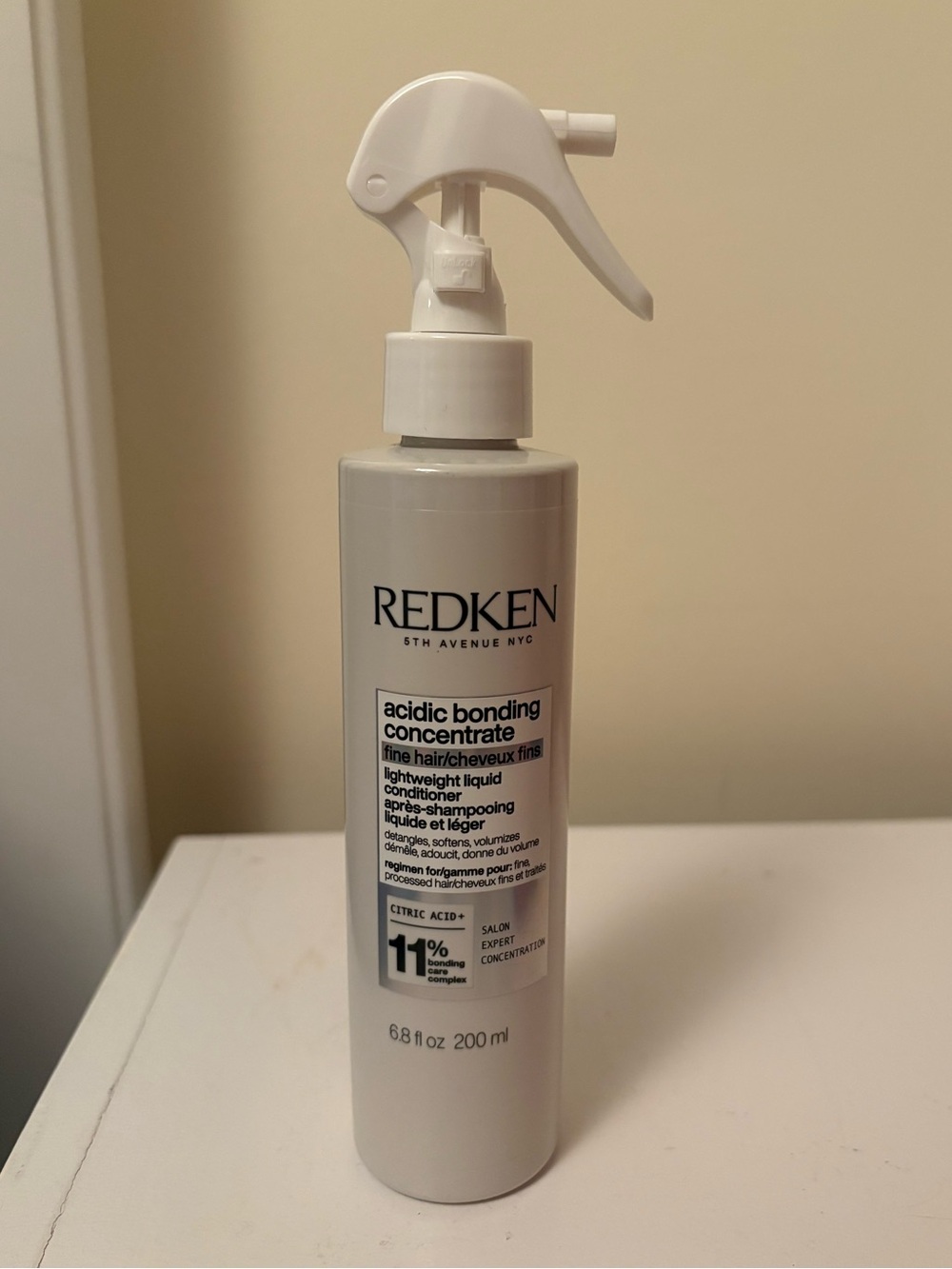 Redken Acidic Bonding Concentrate Lightweight Liquid Conditioner - White